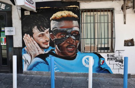 Foto de Nápoles, Campania, Italia 27 de abril de 2023: Mural de Osimhen y Kvara en Via Fontanelle - Imagen libre de derechos