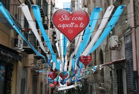 Foto de Nápoles, Campania, Italia - 24 de abril de 2023: Visión de los callejones del centro histórico decorados festivamente esperando la conquista del 3er campeonato del equipo de fútbol Napoli - Imagen libre de derechos