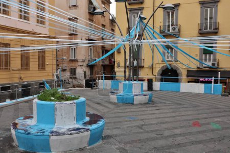 Foto de Nápoles, Campania, Italia - 24 de abril de 2023: Visión de los callejones del centro histórico decorados festivamente esperando la conquista del 3er campeonato del equipo de fútbol Napoli - Imagen libre de derechos