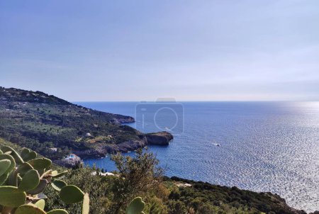 Foto de Anacapri, Campania, Italia 6 de abril de 2023: Panorama hacia Punta Campetiello desde Via Maiuri, la carretera de acceso al Parque Arqueológico de Damecuta - Imagen libre de derechos