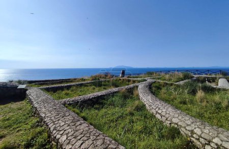 Foto de Anacapri, Campania, Italia 6 de abril de 2023: Ruinas de una Villa de Tiberio en el Parque Arqueológico de Damecuta - Imagen libre de derechos