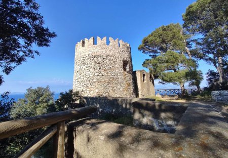 Téléchargez les photos : Anacapri, Campanie, Italie 6 avril 2023 : Tour de guet du 12ème siècle dans le parc archéologique de Damecuta - en image libre de droit