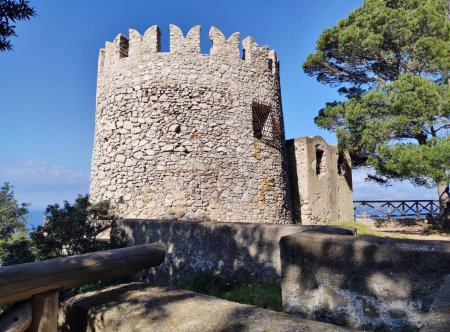 Foto de Anacapri, Campania, Italia 6 de abril de 2023: Atalaya del siglo XII en el Parque Arqueológico de Damecuta - Imagen libre de derechos