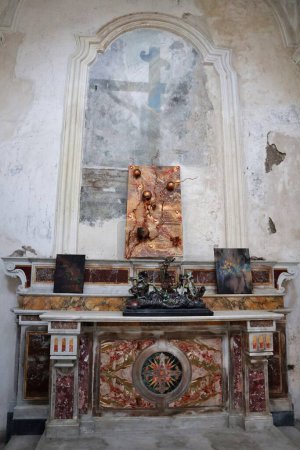 Foto de Benevento, Campania, Italia 25 de marzo de 2023: Interior de la iglesia de San Marco dei Sabariani del siglo XVIII en Santa Teresa, o más comúnmente Chiesa di Santa Teresa. - Imagen libre de derechos