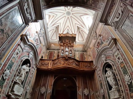 Foto de Taranto, Puglia, Italia 2 de noviembre de 2019: Interior del Duomo di San Cataldo, la catedral románica de Apulia más antigua del siglo X, en el Borgo Vecchio de la ciudad - Imagen libre de derechos