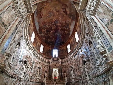 Foto de Taranto, Puglia, Italia 2 de noviembre de 2019: Interior del Duomo di San Cataldo, la catedral románica de Apulia más antigua del siglo X, en el Borgo Vecchio de la ciudad - Imagen libre de derechos