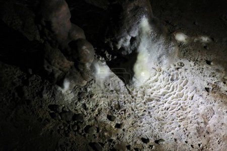 Foto de Maratea, Basilicata, Italia - 22 de septiembre de 2023: Pequeña cueva bajo la Strada Statale 18 en el área de Grotte rica en estalactitas, estalagmitas y formaciones de piedra caliza que parecen un belén - Imagen libre de derechos