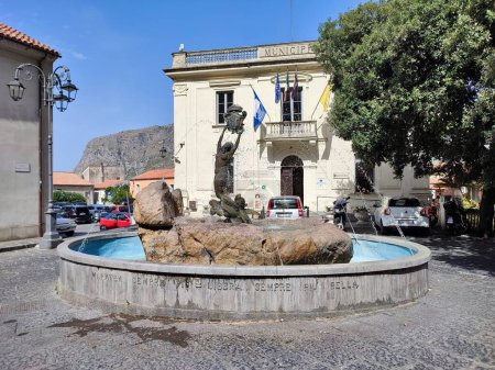 Foto de Maratea, Basilicata, Italia - 22 de septiembre de 2023: Fuente de la sirena en Piazza Vitolo hecha en bronce por el escultor Alessandro Romano - Imagen libre de derechos