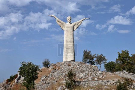 Foto de Maratea, Basilicata, Italia - 22 de septiembre de 2023: Estatua de Cristo Redentor en Monte San Biagio creada por el artista florentino Bruno Innocenti en 1965 - Imagen libre de derechos