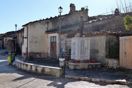 Téléchargez les photos : Bojano, Molise, Italie 16 janvier 2024 : Monument aux émigrants et aux personnes tuées au travail à Largo San Giovanni - en image libre de droit