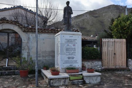 Téléchargez les photos : Bojano, Molise, Italie 16 janvier 2024 : Monument aux émigrants et aux personnes tuées au travail à Largo San Giovanni - en image libre de droit