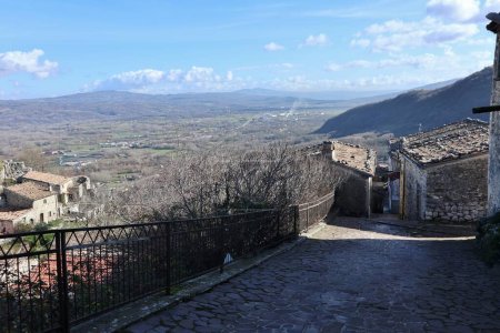 Bojano, Molise, Italien 16. Januar 2024: Blick auf das Dorf Civita Superiore, oder Civita di Boiano, vom jüdischen Viertel Giudecca