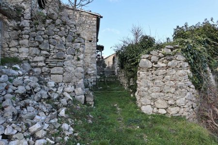 Bojano, Molise, Italia 16 de enero de 2024: Vista del pueblo de Civita Superiore, o Civita di Boiano, desde la judería de Giudecca