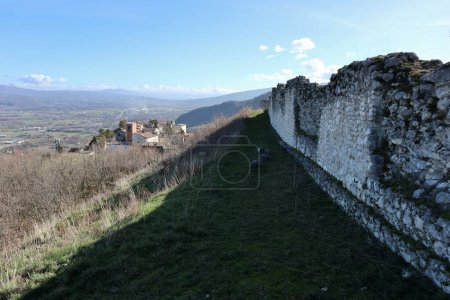 Bojano, Molise, Italien 16. Januar 2024: Ruinen der Pandone-Burg, die von den Normannen im 11. Jahrhundert erbaut wurde und das Dorf Civita Superiore dominiert
