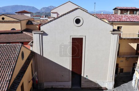 Benevento, Kampanien, Italien 15. Februar 2024: Blick von der Terrasse des kürzlich erweiterten und renovierten Hortus Conclusus, in dem Werke des Künstlers Mimmo Paladino zu sehen sind.