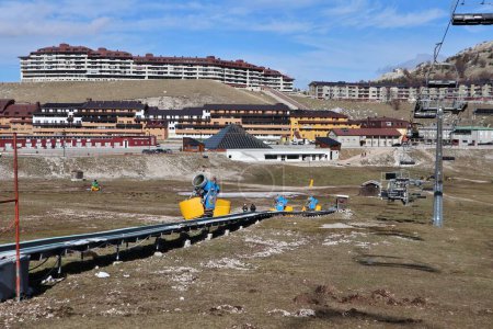 Téléchargez les photos : Campitello Matese, Molise, Italie - 8 mars 2024 : Station de ski sur Monte Miletto presque déserte faute de neige - en image libre de droit