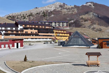 Téléchargez les photos : Campitello Matese, Molise, Italie - 8 mars 2024 : Station de ski sur Monte Miletto presque déserte faute de neige - en image libre de droit
