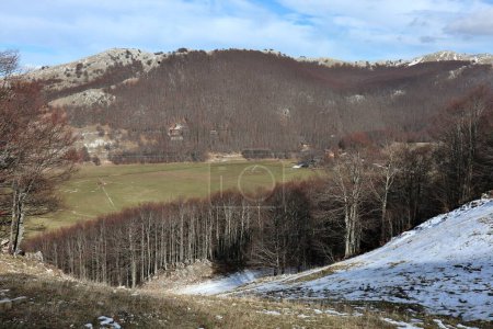 Campitello Matese, Molise, Italia - 8 de marzo de 2024: Estación de esquí en Monte Miletto casi desierta debido a la falta de nieve
