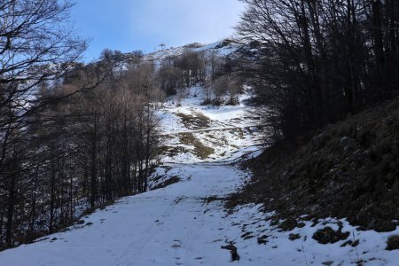 Campitello Matese, Molise, Italia - 8 de marzo de 2024: Estación de esquí en Monte Miletto casi desierta debido a la falta de nieve