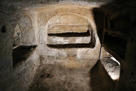 Téléchargez les photos : Naples, Campanie, Italie 28 Mars 2024 : Catacombes de San Gennaro, un cimetière souterrain chrétien construit au IIe siècle et agrandi au IVe siècle après l'enterrement de Sant'Agrippino, le premier saint patron de Naples - en image libre de droit