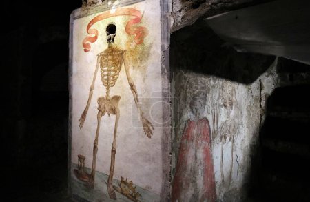 Neapel, Kampanien, Italien 28. März 2024: Die Katakomben von San Gaudioso, ein frühchristlicher unterirdischer Friedhof, der im 4. Jahrhundert erbaut und nach dem Begräbnis des afrikanischen Bischofs Gaudioso vergrößert wurde und sich unter der Basilika Santa Maria della Sanit befindet