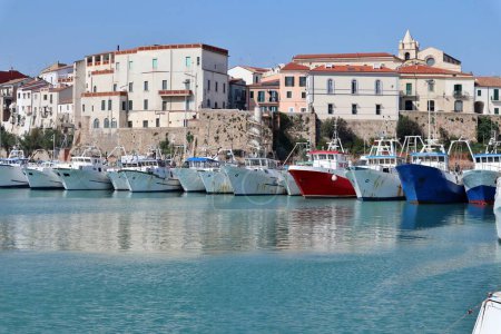 Termoli, Molise, Italien 12. April 2024: Der Hafen von Termoli, in der Nähe des Borgo Antico, zeichnet sich durch eine Anlegestelle für Fischerboote und die Guardia di Finanza aus, eine Zwischenanlegestelle für die Tremiti-Inseln und die Werft im Norden