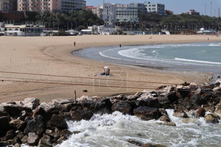 Termoli, Molise, Italia 12 de abril de 2024: Playa en Lungomare Cristoforo Colombo en primavera