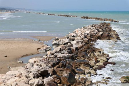 Termoli, Molise, Italia 12 de abril de 2024: Playa en Lungomare Cristoforo Colombo en primavera