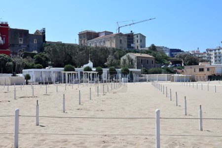 Termoli, Molise, Italien 12. April 2024: Strand am Lungomare Cristoforo Colombo im Frühling