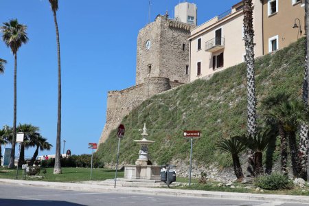 Termoli, Molise, Italie 12 avril 2024 : Village fortifié sur la mer Adriatique dominé par le château souabe construit au XIe siècle