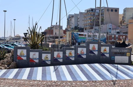 Téléchargez les photos : Termoli, Molise, Italie 12 avril 2024 : Monument à la Paranze, les chalutiers typiques, décoré de 21 tuiles en grès cérame sur le rond-point du port - en image libre de droit