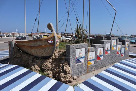 Foto de Termoli, Molise, Italia 12 de abril de 2024: Monumento al Paranze, los típicos barcos de arrastre, decorados con 21 baldosas de gres porcelánico en la rotonda del puerto - Imagen libre de derechos