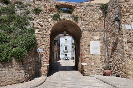 Termoli, Molise, Italien 12. April 2024: Befestigtes Dorf an der Adria, dominiert von der im 11. Jahrhundert erbauten Schwäbischen Burg