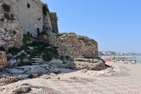 Termoli, Molise, Italien 12. April 2024: Befestigtes Dorf an der Adria, dominiert von der im 11. Jahrhundert erbauten Schwäbischen Burg
