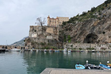 Maiori, Kampanien, Italien 16. April 2024: Schloss Mezzacapo oder Schloss Miramare, erbaut im 19. Jahrhundert auf einem Felssporn über dem Hafen