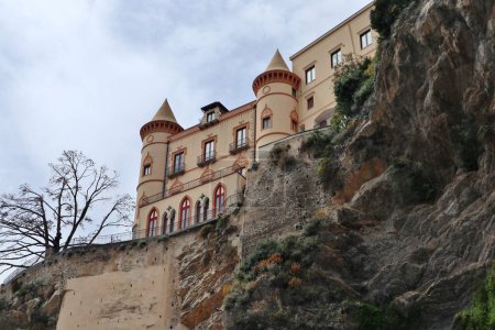 Maiori, Kampanien, Italien 16. April 2024: Schloss Mezzacapo oder Schloss Miramare, erbaut im 19. Jahrhundert auf einem Felssporn über dem Hafen