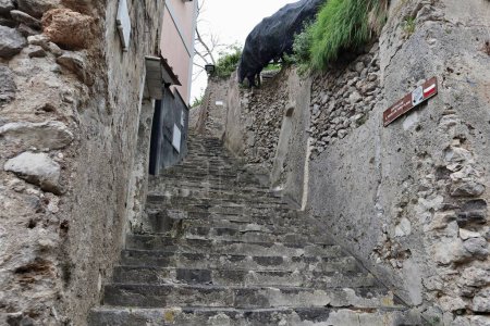 Maiori, Kampanien, Italien 16. April 2024: Blick von der Via Accola, einer langen Treppe, die hinauf zum Schloss San Nicola de Thoroplano führt, das im 9. Jahrhundert erbaut wurde und das Dorf Maiori dominiert