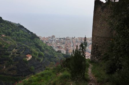 Maiori, Kampanien, Italien 16. April 2024: Burg von San Nicola de Thoro-Plano, erbaut im 9. Jahrhundert, mit Blick auf das Dorf Maiori