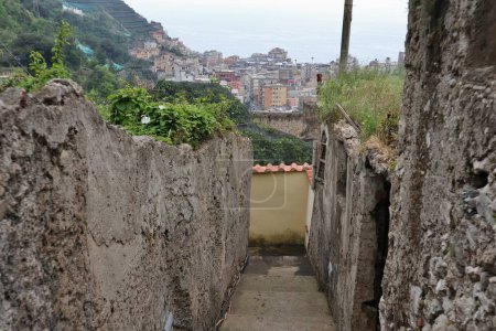 Maiori, Kampanien, Italien 16. April 2024: Blick von der Via Accola, einer langen Treppe, die hinauf zum Schloss San Nicola de Thoroplano führt, das im 9. Jahrhundert erbaut wurde und das Dorf Maiori dominiert