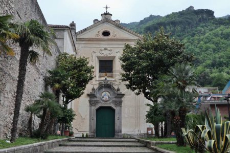 Maiori, Kampanien, Italien 16. April 2024: Kirche und Kloster San Domenico oder Santissimo Rosario, erbaut im 17. Jahrhundert, in der Via Roma