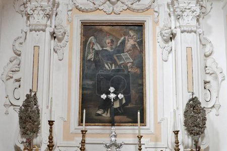 Téléchargez les photos : Maiori, Campanie, Italie 16 avril 2024 : Intérieur de l'église de San Domenico, ou de Santissimo Rosario, construite au XVIIe siècle, dans la Via Roma - en image libre de droit