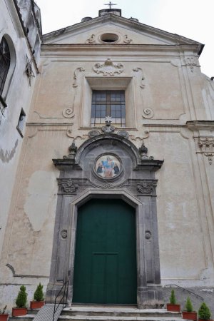 Maiori, Campania, Italia 16 de abril de 2024: Iglesia y convento de San Domenico, o del Santisimo Rosario, construido en el siglo XVII, en Via Roma
