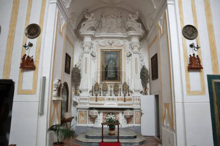 Maiori, Kampanien, Italien 16. April 2024: Innenraum der Kirche San Domenico oder des Santissimo Rosario, erbaut im 17. Jahrhundert, in der Via Roma