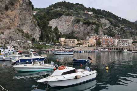 Maiori, Kampanien, Italien 16. April 2024: Touristischer Hafen an der Strandpromenade von Amendola