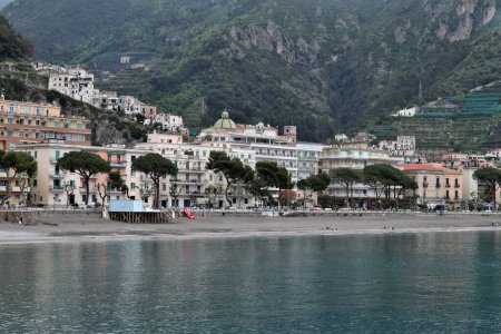 Maiori, Kampanien, Italien 16. April 2024: Touristischer Hafen an der Strandpromenade von Amendola