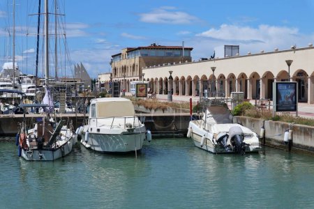 Foto de Lido di Ostia, Lazio, Italia - 3 de mayo de 2024: Puerto turístico de Roma en Lungomare Duca degli Abruzzi - Imagen libre de derechos