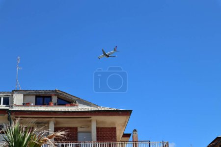 Lido di Ostia, Lazio, Italia - 3 de mayo de 2024: Aterrizaje del avión en el aeropuerto Fiumicino Leonardo da Vinci desde el puerto turístico de Roma