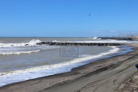 Lido di Ostia, Lazio, Italia - 3 de mayo de 2024: Lungomare Duca degli Playa de los Abruzos con mar agitado