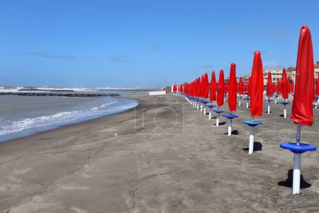 Lido di Ostia, Lazio, Italia - 3 de mayo de 2024: Lungomare Toscanelli playa con mar agitado