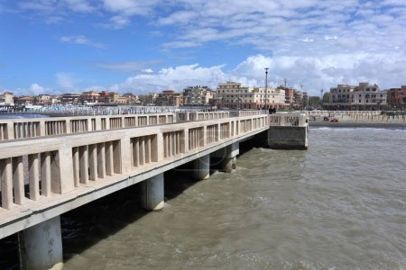Foto de Lido di Ostia, Lazio, Italia - 3 de mayo de 2024: Muelle de Ostia en Piazza dei Ravennati con mar agitado - Imagen libre de derechos
